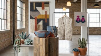 Loft urbano com coleção de peças de crochê moderno incluindo bolsas, painel de parede, colete e acessórios geométricos.