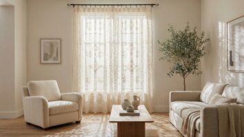 Sala de estar elegante com cortina de crochê filé off-white filtrando luz natural e projetando sombras delicadas