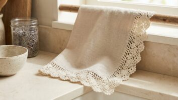 Cozinha elegante com pano de prato claro decorado com barrado de crochê off-white