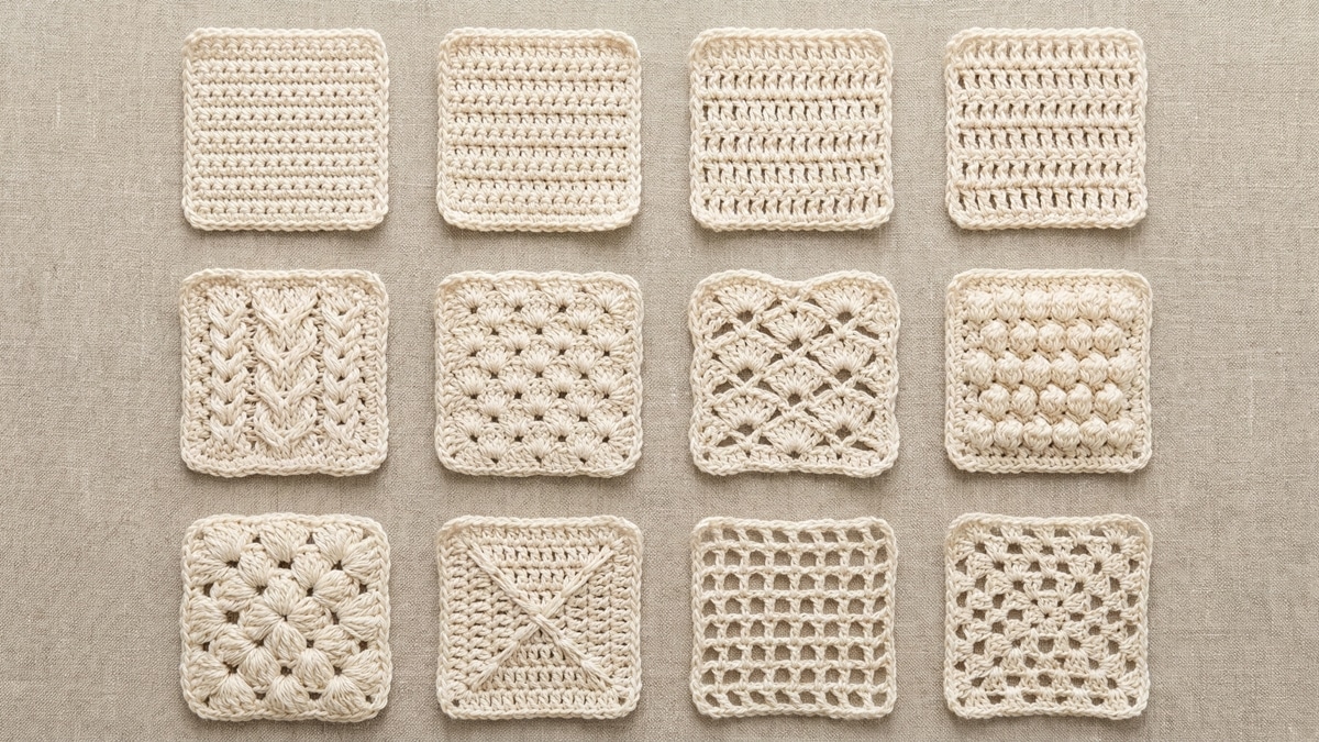 Doze amostras quadradas de diferentes pontos de crochê organizadas em grid sobre superfície neutra