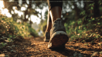 Na imagem pés de alguém caminhando em meio à natureza