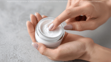 Pote de creme antissinais em uma mão, creme destinado à suavizar rugas e linhas de expressão