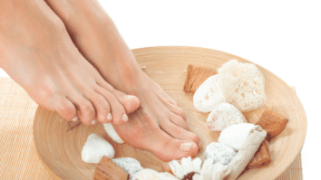 Imagem mostrando pés em uma bacia associada a uma receita caseira para hidratar e tratar rachaduras