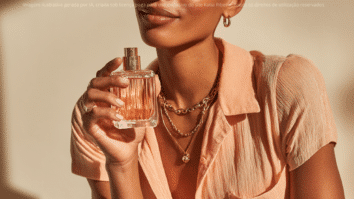 Mulher com frasco de perfume na mão