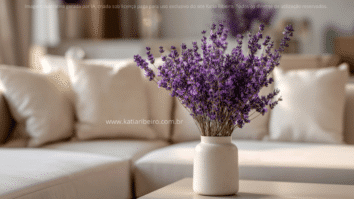 Lavanda em um vaso em cima de uma mesa complementando a decoração de uma sala de estar