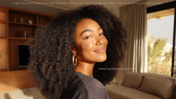 Mulher com cabelos crespos