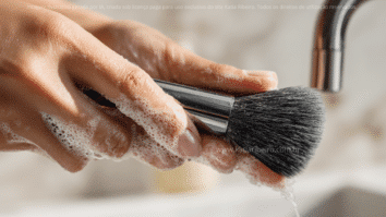 Mãos lavando um pincel de maquiagem
