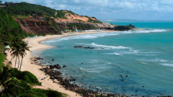 Praia do Amor, em Pipa (RN): falésias vibrantes, mar azul e um cenário que conquista à primeira vista