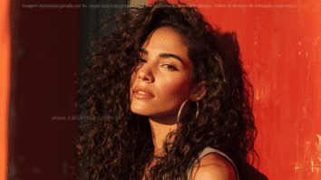 Mulher com cabelos cacheados