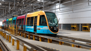 Trem do VLT da Bahia em fase de testes dentro de pátio ferroviário