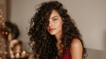 Mulher com cabelos cacheados