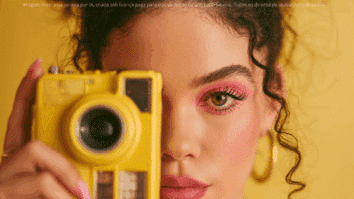 Ela se olha no espelho e registra a própria imagem, simbolizando que focar em si é capturar quem realmente é e transformar a própria realidade