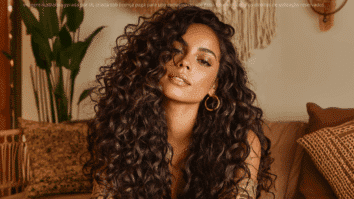 Mulher com cabelos cacheados