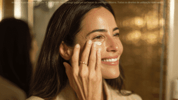 Mulher com creme para os olhos aplicado sob a pele abaixo dos olhos