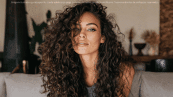 Mulher com cabelos cacheados