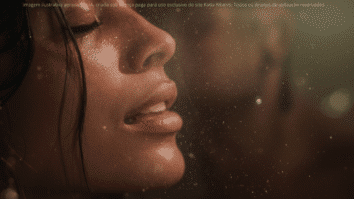 Boca de uma mulher entreaberta, com partículas brilhantes flutuando simbolizando um hálito fresco e saudável