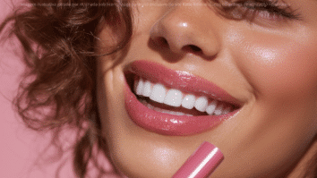Uma mulher sorrindo exibe lábios grandes, hidratados e com brilho espelhado, ilustrando o efeito “porcelana”