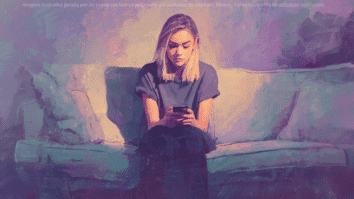 Uma jovem sentada no sofá, absorvida pelo celular, simboliza o desgaste emocional e o enfraquecimento da autoimagem na era digital