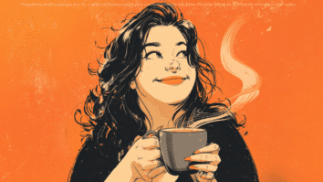 Uma mulher sorridente segura uma xícara de café enquanto aprecia o momento, transmitindo calma e bem-estar matinal.