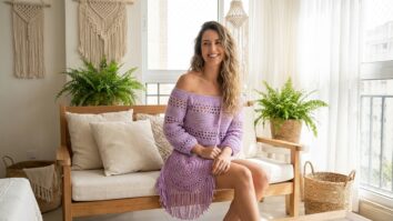 Mulher sorridente usando blusa ciganinha e bolsa de crochê lilás em ambiente boho chic