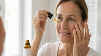 Mulher aplicando óleo para a pele