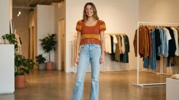 Mulher de corpo inteiro com cropped de crochê vibrante com mangas bufantes e franjas