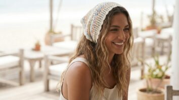 Mulher sorrindo usando lenço de crochê estilo bandana em tons cla verão