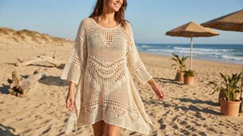 Mulher praia de crochê neutro com trama aberta elegante