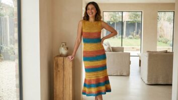 Mulher sorrindo usando vestido de crochê em cor vibrante com silhueta fluida