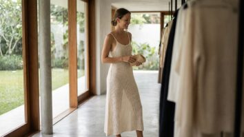 Mulher sorrindo com vestido slip dress de crochê em tom elegante com alças finas e caimento fluido