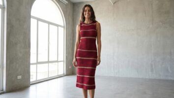 Mulher sorrindo usando vestido tubinho de crochê vermelho elegante emimalista