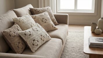 Sala de estar com sofá decorado com almofadas de crochê rendado em tons neutros