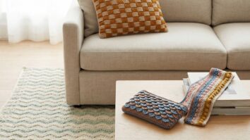 Sala de estar aconchegante com conjunto de peças de crochê coloridas incluindo tapete, almofada e clutch