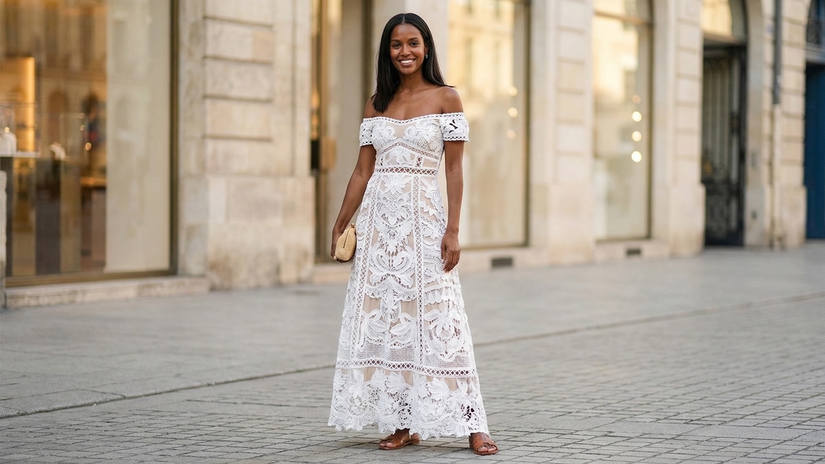 Modelo de corpo inteiro usando vestido completo de crochê branco de luxo em ambiente urbano