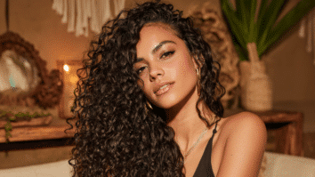 Mulher com cabelos cacheados