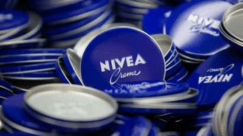 Várias latinhas do Creme Nivea da latinha azul juntas