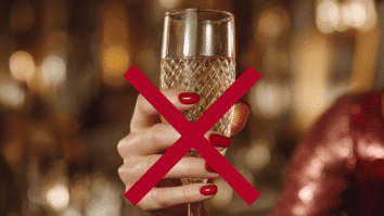 Imagem ilustrativa que simboliza a quebra do óbvio nas unhas de Natal, com o esmalte vermelho clássico marcado com um “X”