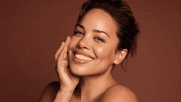 Mulher tocando a pele do rosto