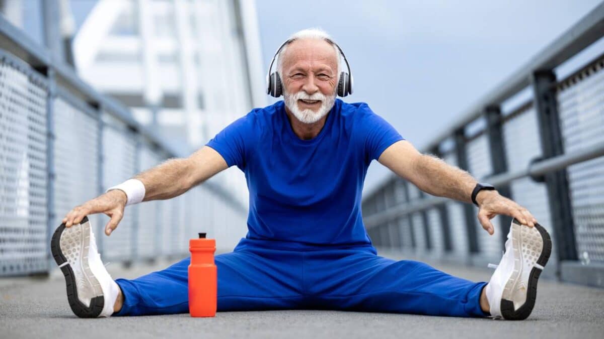 Senhor de idade se alongando em roupas de academia