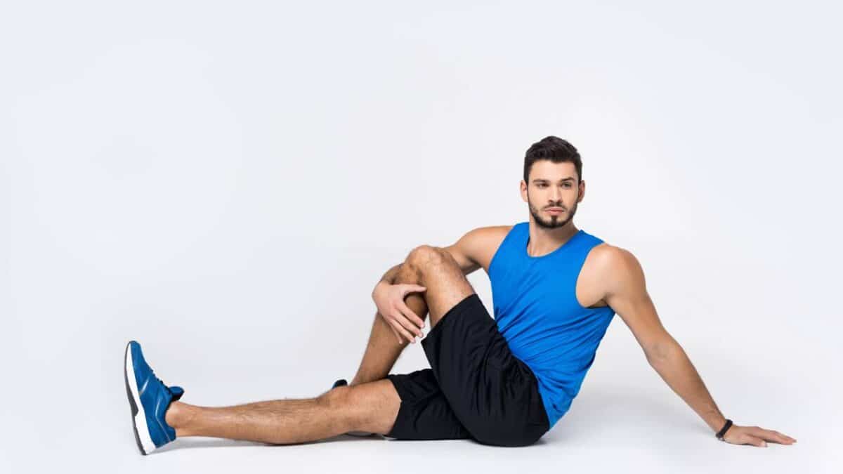 Homem sentado no chão