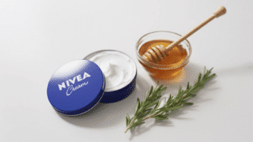 Creme Nivea latinha azul e mel sobre uma mesa