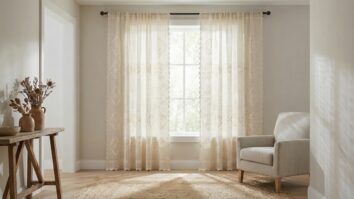 Janela com cortina de crochê filtrando luz natural em ambiente acolhedor