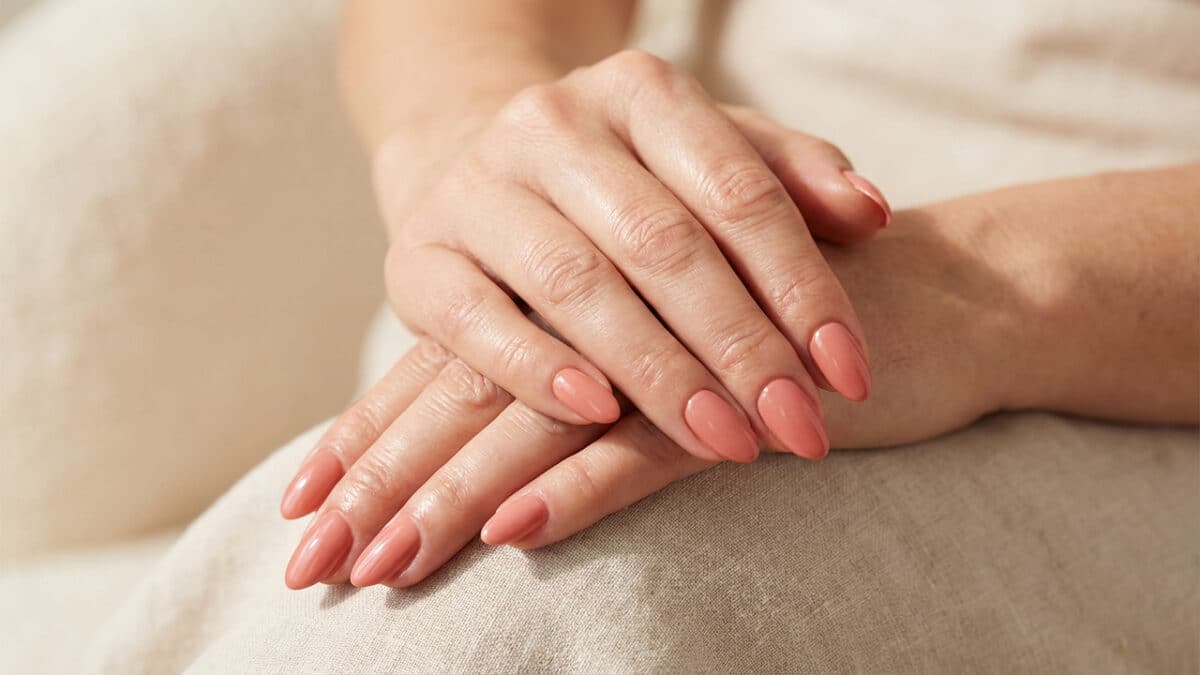 Esmalte Rosa Pêssego Coral nas Mãos