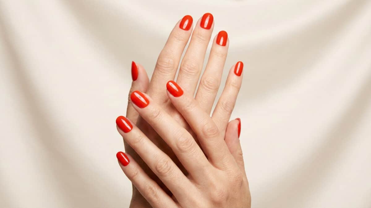 Esmalte Vermelho Vibrante nas Mãos