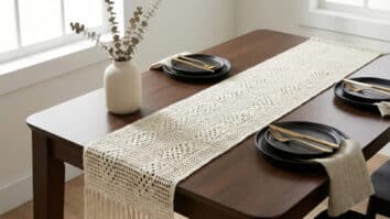Caminho de mesa em crochê artesanal