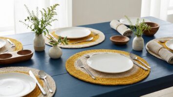 Mesa posta contemporânea para almoço ou jantar com sousplats redondos de crochê artesanal em algodão cru com destaque vibrante em tom mostarda, posicionados sobre mesa azul