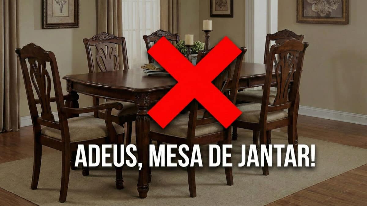 Mesa de jantar tradicional de madeira escura em uma sala clássica, com um grande "X" vermelho sobreposto e o texto "ADEUS, MESA DE JANTAR!". A imagem ilustra a transição de móveis fixos para soluções de cozinha mais modernas e versáteis.
