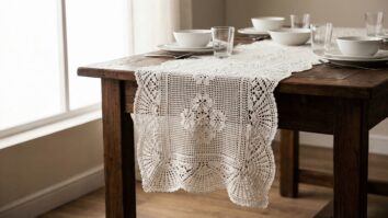 Mesa de jantar com caminho de mesa de croche branco tradicional com motivos florais sobre madeira natural