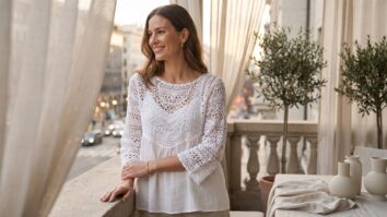 Cena editorial de ambiente urbano leve e sofisticado com mulher sorrindo usando blusa de crochê artesanal branca, estilo clássico contemporâneo.