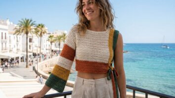 Mulher sorrindo com tons vibrantes em ambiente tropical